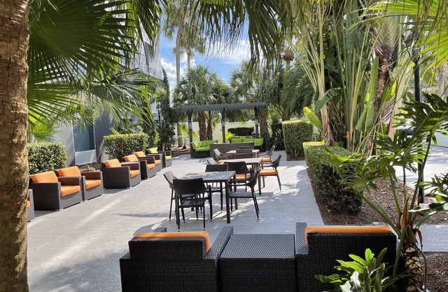 Holiday Inn & Suites Across From Universal Orlando by IHG