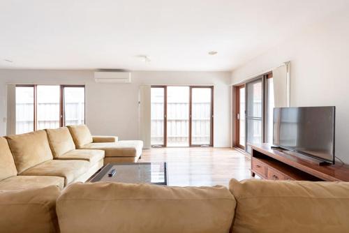 Holiday Rental 6 KING BD 12PPL