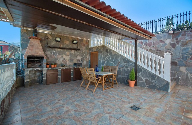 Holiday Villa 'Eden El Castillejo' with Mountain Views, Wi-Fi & Air Conditioning