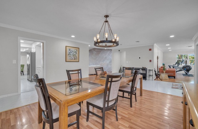Hollywood Florida centrally located house for large group gathering.