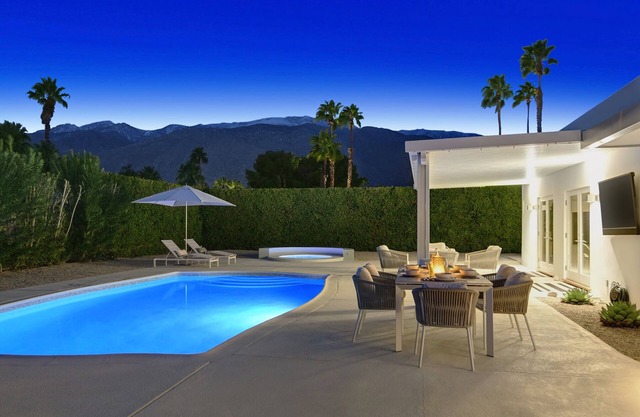 Hollywood Palms Estate- Ultra-Luxe, Pool, Spa, Firepit, Outdoor Kitchen & More