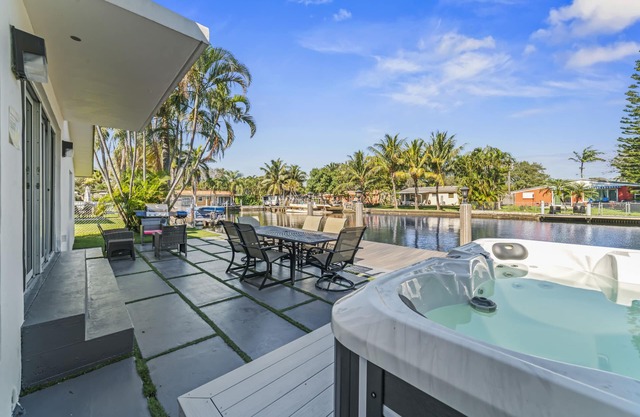Hollywood Villa on the water - Modern 4 BR w/dock + hot tub
