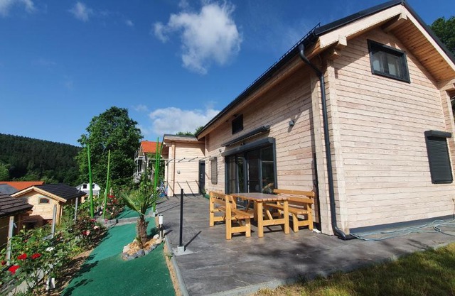 Holzhaus am See mit Panoramablick