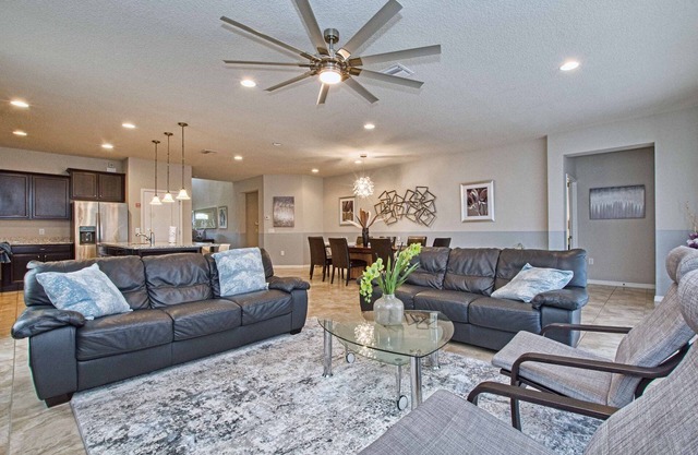 Home 8 Bdrm at Windsor Westside with Top Amenities