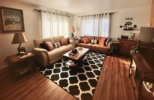 Home Away from home, fully/equipped, nearJBER, private parking <4 miles Downtown