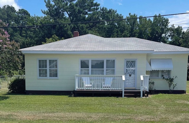 Home in Wanchese minutes from great fishing and OBX beaches.