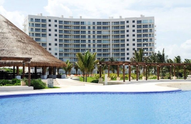HOME OFFICE?.ENJOY IT AT CANCUN, AFFORDABLE NICE BEACHFRONT CONDO.