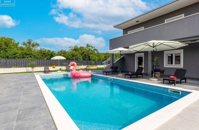 Home with a pool near Trogir with parking, BBQ