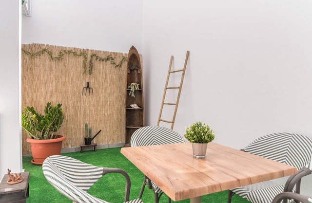 Home2Book Bright Retreat with Patio & Roof Access