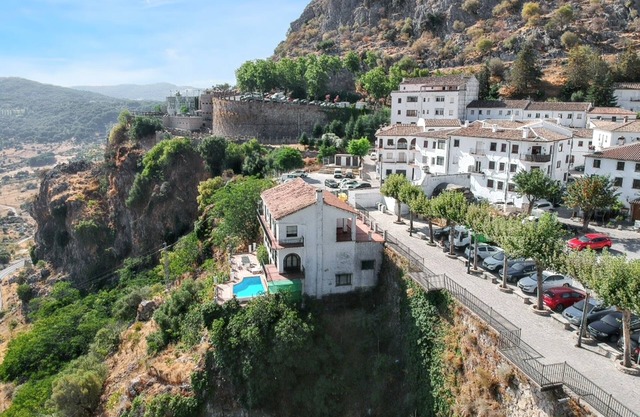 Homerez - Authentic Chalet in Grazalema with Private Pool