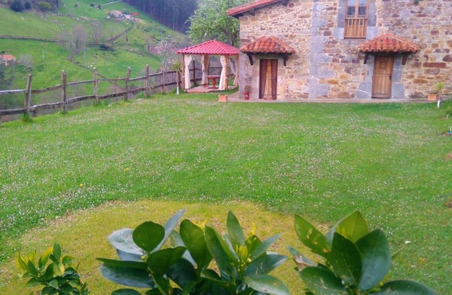 Homerez - Big house for 10 ppl. with jacuzzi, terrace and balcony at La Cavada