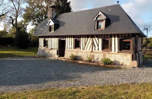 Homerez - Charming House in Le Theil-en-Auge with Fireplace