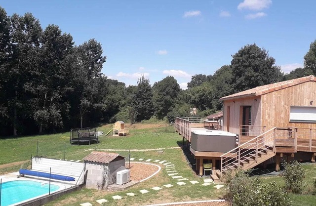 Homerez - Charming house with shared pool in Chalandray