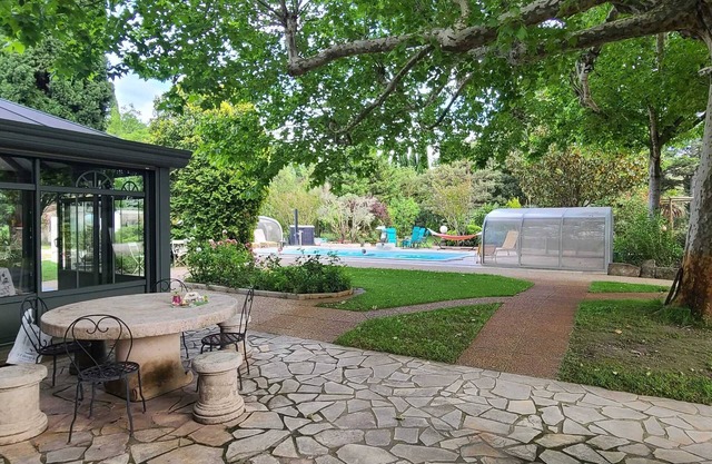 Homerez - Charming House in Le Thor with shared pool