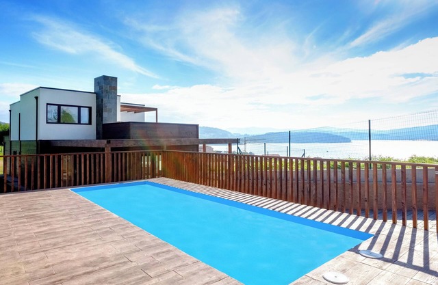 Homerez - Charming House Outes, Sea View, Garden