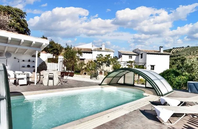 Homerez - Elegant Villa in Granada with Pool and Garden