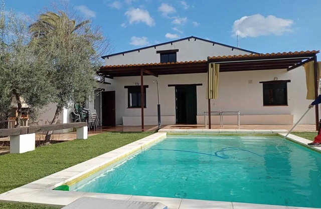 Homerez - Modern Villa with Pool in Valleverde