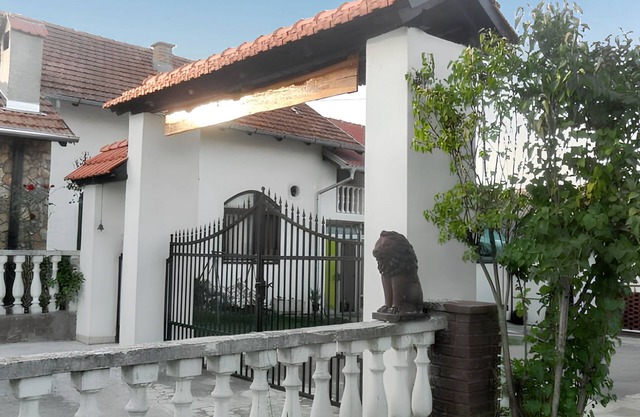 Homerez - House in Kutina with Garden