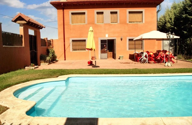 Homerez - Luxury Villa in Cerezo de Mohernando with Pool