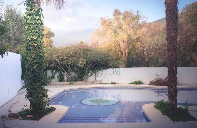 Homerez - Modern villa with pool in La Adrada