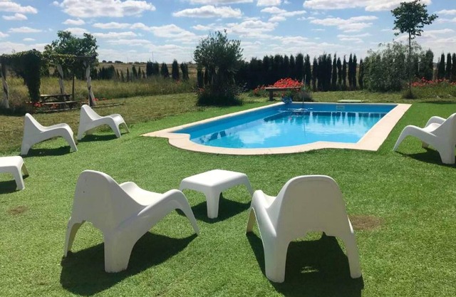Homerez - Nice house for 6 ppl. with shared pool and garden at Alcaracejos