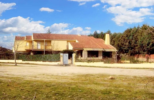 Homerez - Spacious house in Navaluenga with lake view