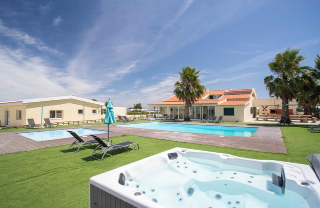 Homerez - Spacious Villa in Palmela with Private Pool and Garden