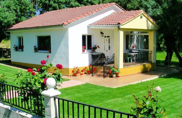 Homerez - Villa for 4 ppl. with swimming-pool and terrace at La Calzada de Béjar