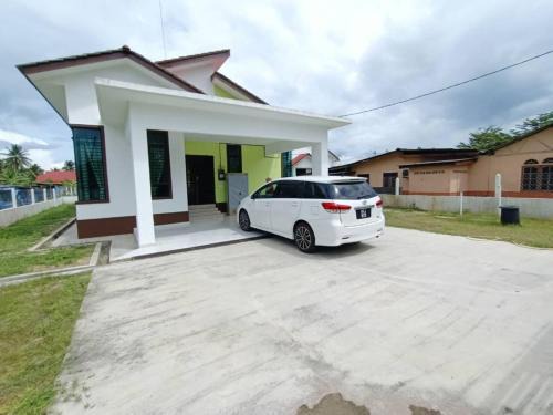 Homestay Kemaman Fyna07 Banglo Mewah 5 KM Dari Pantai Kijal
