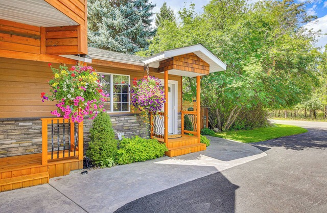 Homey Pet-Friendly Libby Cottage w/Yard by Creek!