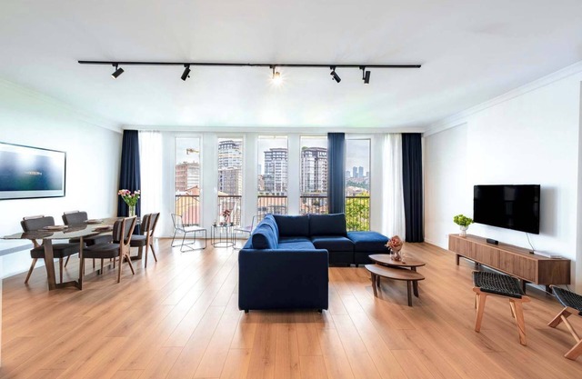 Homie Suites | 2br Duplex Penthouse w Terrace #M09