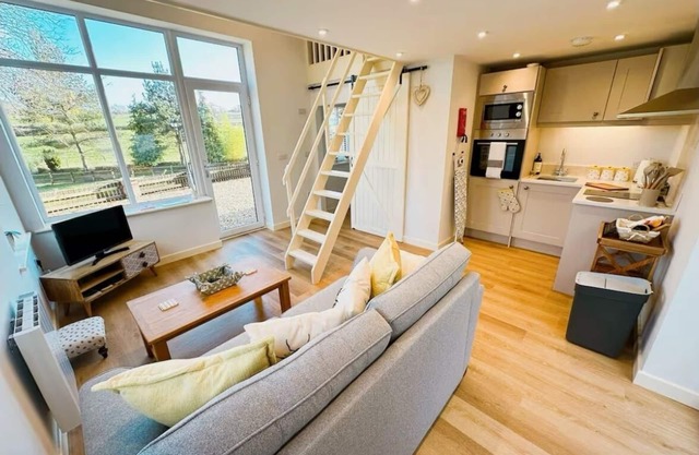 Honey Bee Cottage, Tiny House, Welshpool