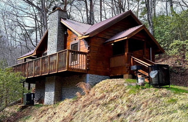 Honeymoon Hideaway: Private Honeymoon Cabin with Hot Tub in Gatlinburg