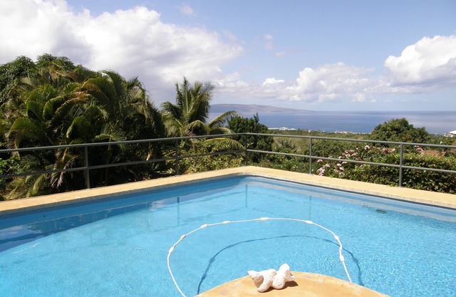 Honeymooner's Delight, Private Pool & Property,Ocean Views, close to beach.