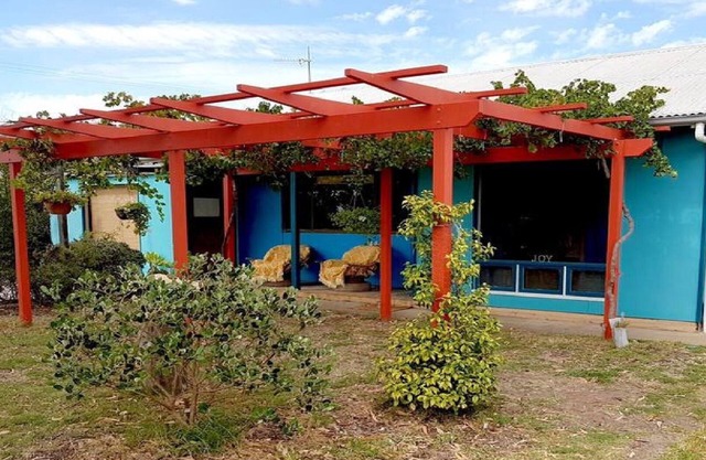 Honeysuckle Cottage - Classic beach shack