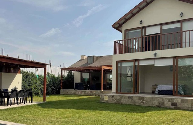 HOP Oasis: Lagoon View & Unique Architecture