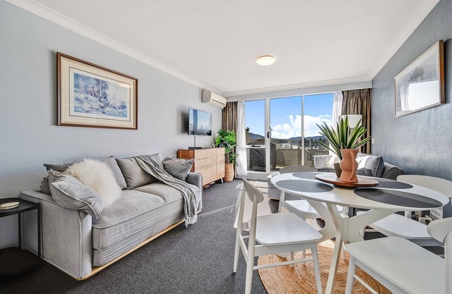 Horizons 306 - Deluxe Lake Front Studio l Pool l Tennis l WiFi l BBQ