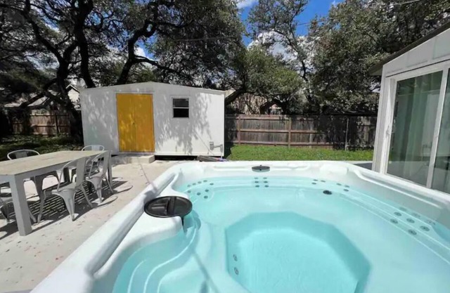 *hot tub Chic Domain 4 BR + foosball |2 homes