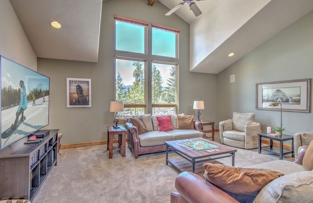 Hot Tub + Close to Downtown + Pet Friendly - Lazy Bear