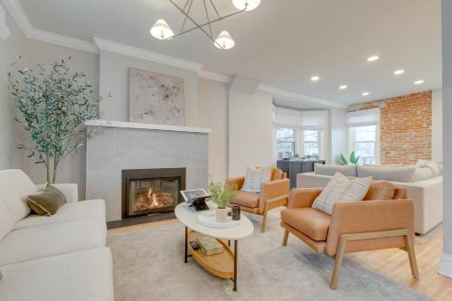 Hot Tub, Fire Pits Ideally Located Denver Home!