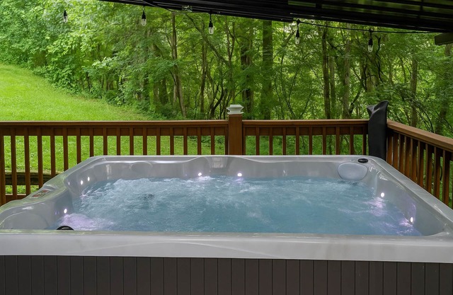 Hot tub/firepit/game room/bunk+king beds/Cozy Sevierville Retreat near Pigeon F.