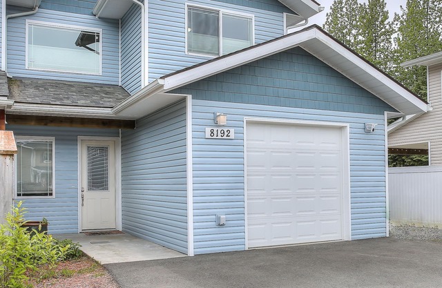 Hot Tub, Game room, Fire Pit, Unlimited Hot Water, with stunning mountain view!