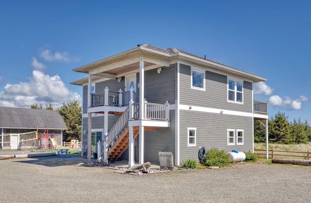 HOT TUB, Pets OK, Amazing View, Steps to Beach,Volleyball, Pool table (KGst)