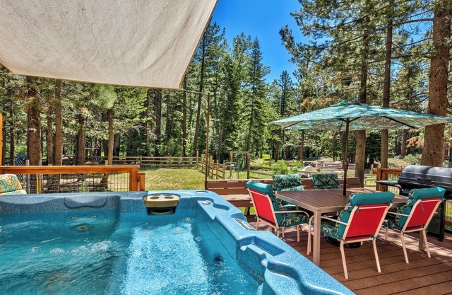 HOT TUB, RIVERFRONT CHALET FAMILY & DOG FRIENDLY ON ACRE WALK, HIKE RECREATION