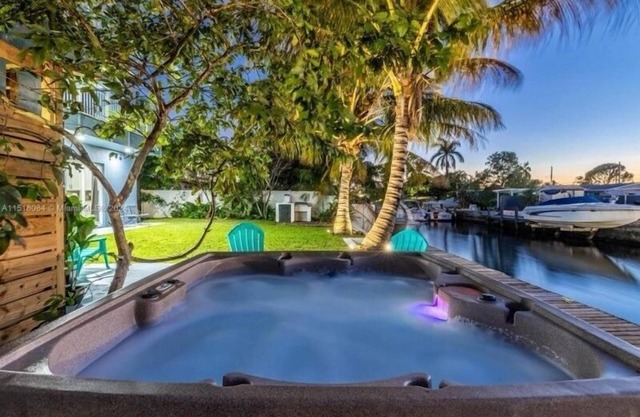 Hot Tub! Roof Top w/Firepit and Water Front Views