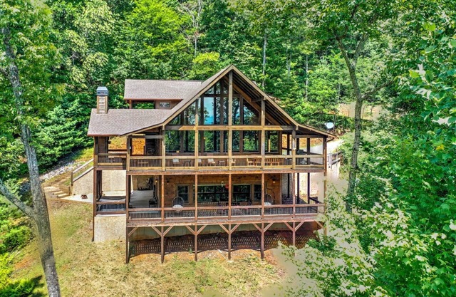 Hot Tub Soaks, Scenic Vistas, Starlit S'mores, Game Nights & Outdoor Fun - Little Creek Cabin