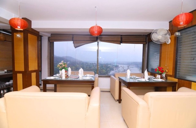 Hotel Ganesha Inn Ganga View