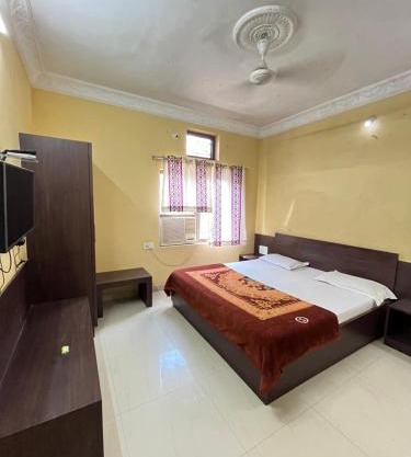 Hotel Gopi Vallabh I 200mtr from shreenathji temple only 966o9o1oo6
