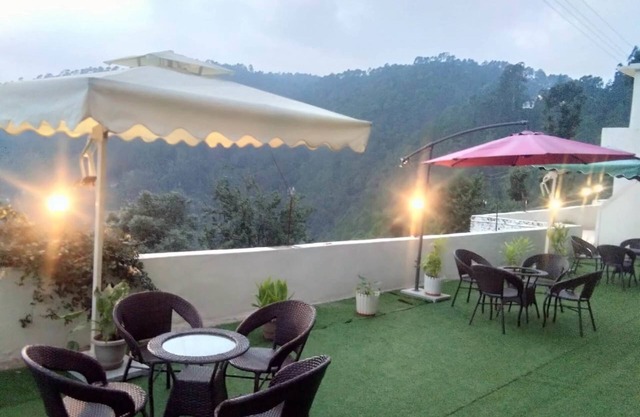 Hotel Kausani Retreat