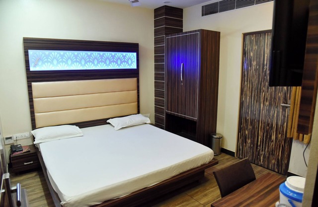 HOTEL MIDTOWN AND RESTAURANT